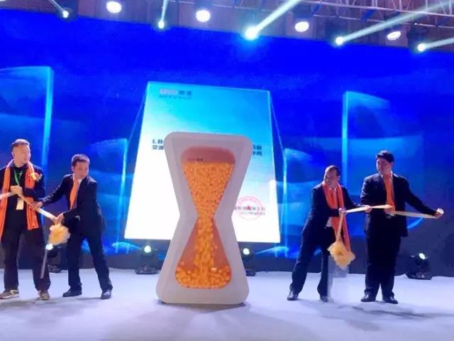 行業(yè)公證人員現(xiàn)場為晾霸頒發(fā)了公證書