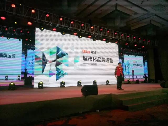 晾霸優(yōu)秀經(jīng)銷商韓總在會(huì)上作經(jīng)驗(yàn)分享