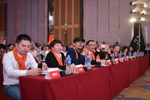 廣東晾霸各位領(lǐng)導(dǎo)及嘉賓就座。
