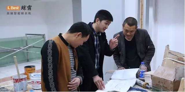 晾霸經(jīng)銷商家人老韓在和好友討論
