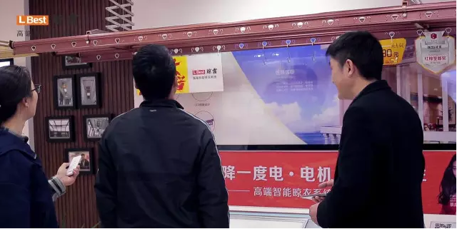 晾霸經(jīng)銷商家人老韓在向客戶介紹晾衣機(jī)