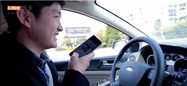 晾霸經(jīng)銷商家人老韓在開車