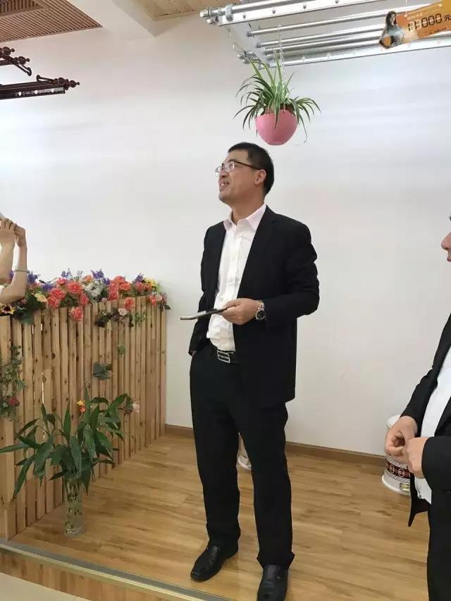 晾霸總經(jīng)理劉海輝在四川德陽專賣店