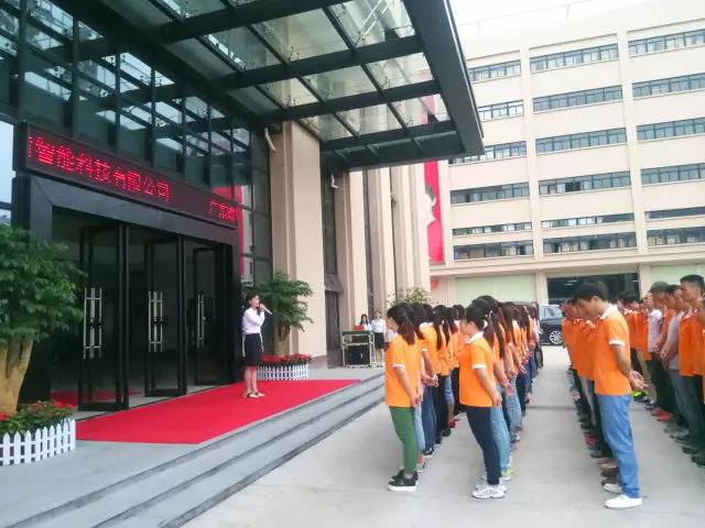 晾霸員工認(rèn)真傾聽
