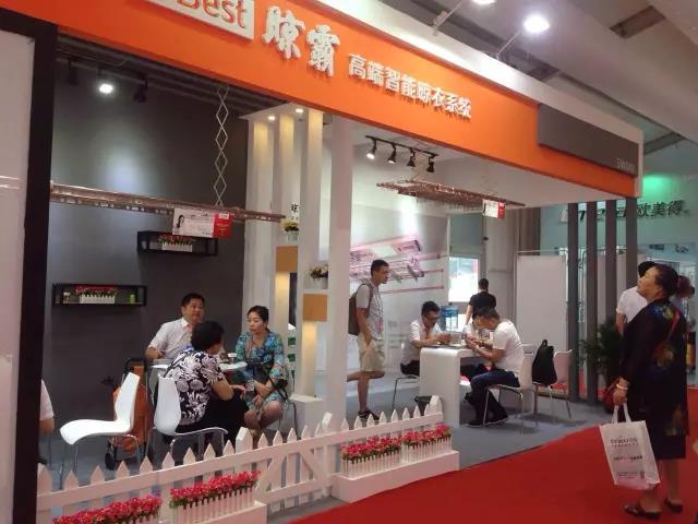 熱鬧的晾霸展廳