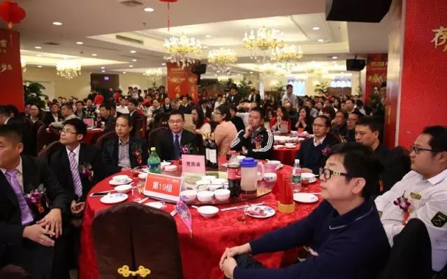 晾霸領(lǐng)導(dǎo)專心看表演
