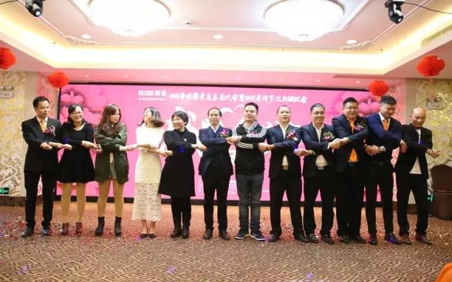 陳總、湯總、曹總、劉總四位大佬與公司主創(chuàng)團(tuán)隊手拉手為新年送祝福